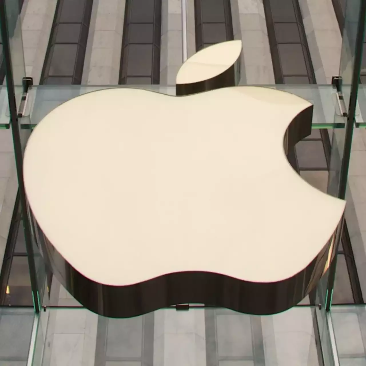 Apple уволила вице-президента после шутки про «ласкание большегрудых женщин» Apple уволила вице-президента после шутки про «ласкание большегрудых женщин»