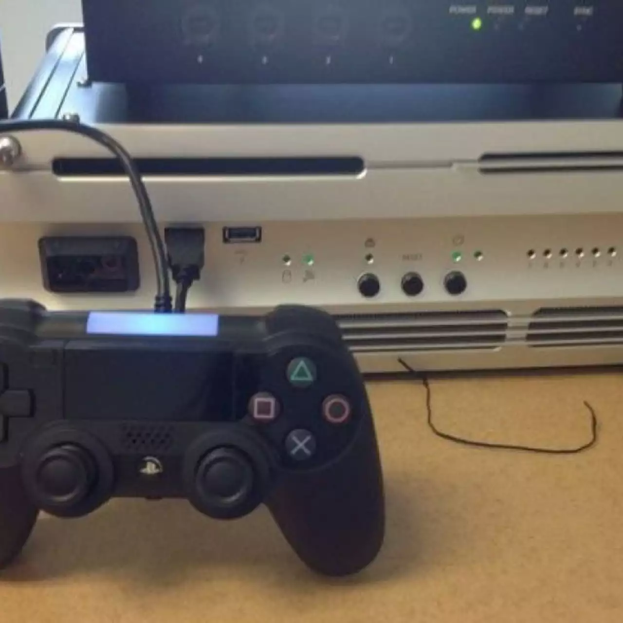 Фотография прототипа Playstation 4 и ее контроллера попала в сеть