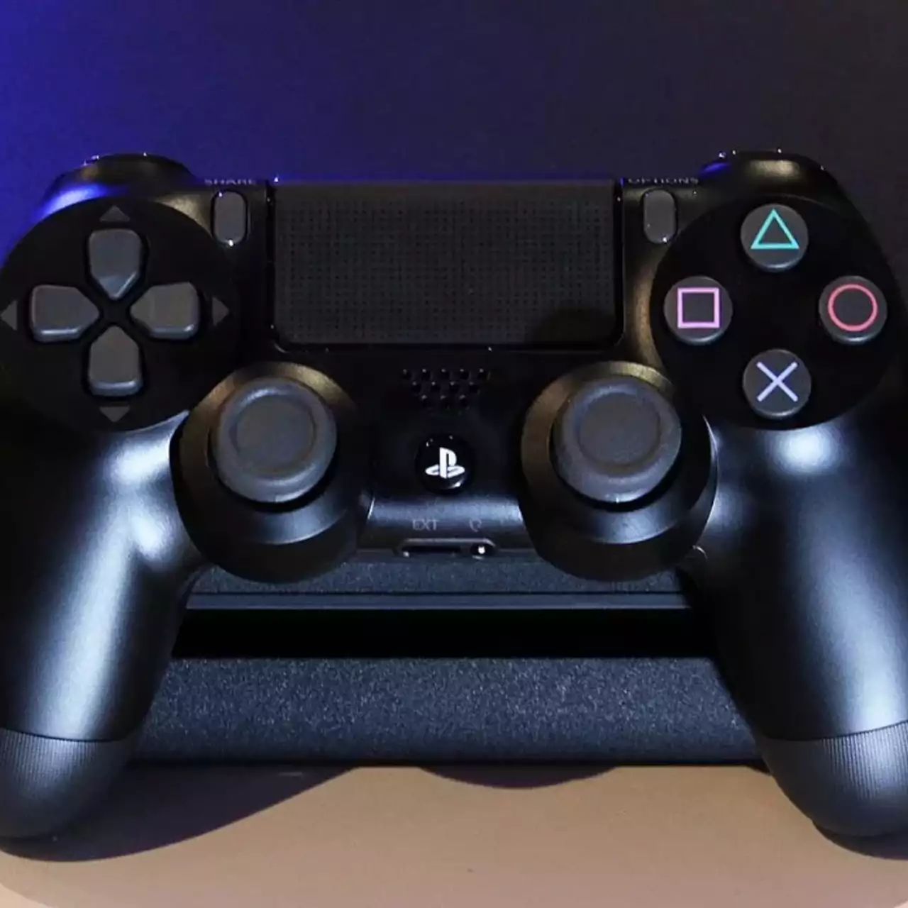 Реддитор показал, что будет с PS4, если курить возле неё