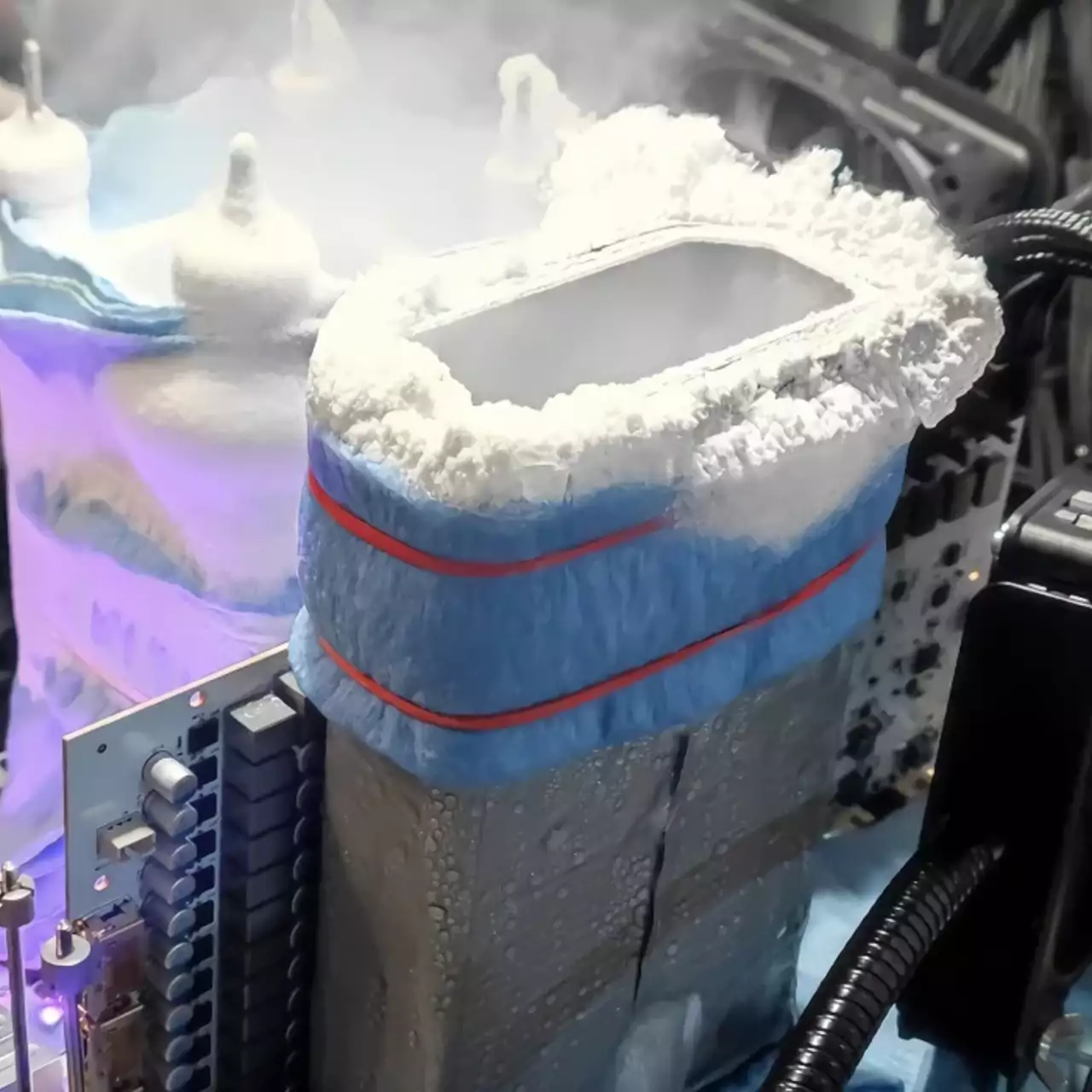 Энтузиасты разогнали видеокарту GeForce RTX 4090 до невероятной частоты. Охлаждать её пришлось жидким азотом Энтузиасты разогнали видеокарту GeForce RTX 4090 до невероятной частоты. Охлаждать её пришлось жидким азотом