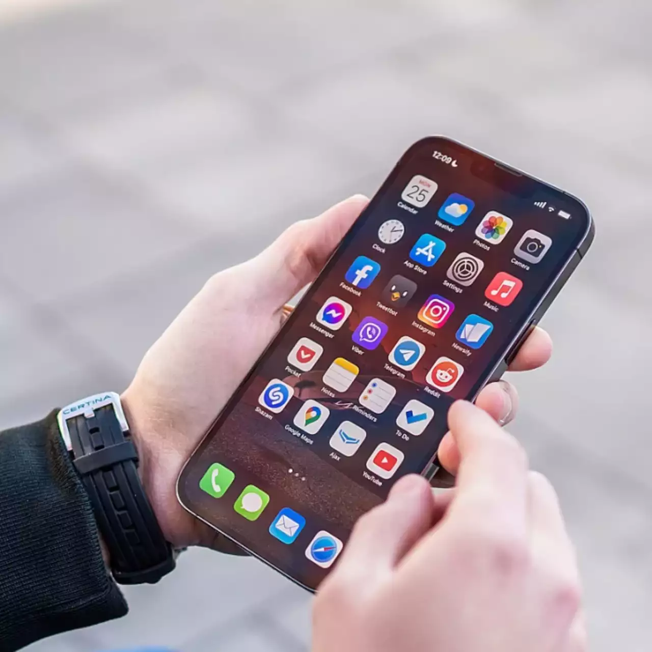 Нейросеть показала, как мог бы выглядеть советский iPhone — арты
