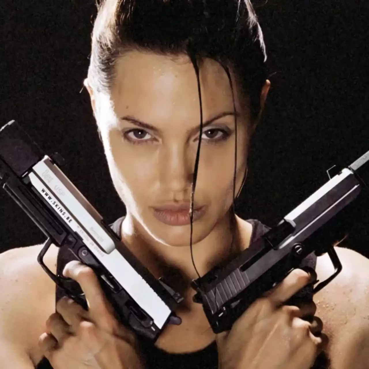 Молодую Анджелину Джоли показали в образе Лары Крофт из игры Tomb Raider 2 Молодую Анджелину Джоли показали в образе Лары Крофт из игры Tomb Raider 2
