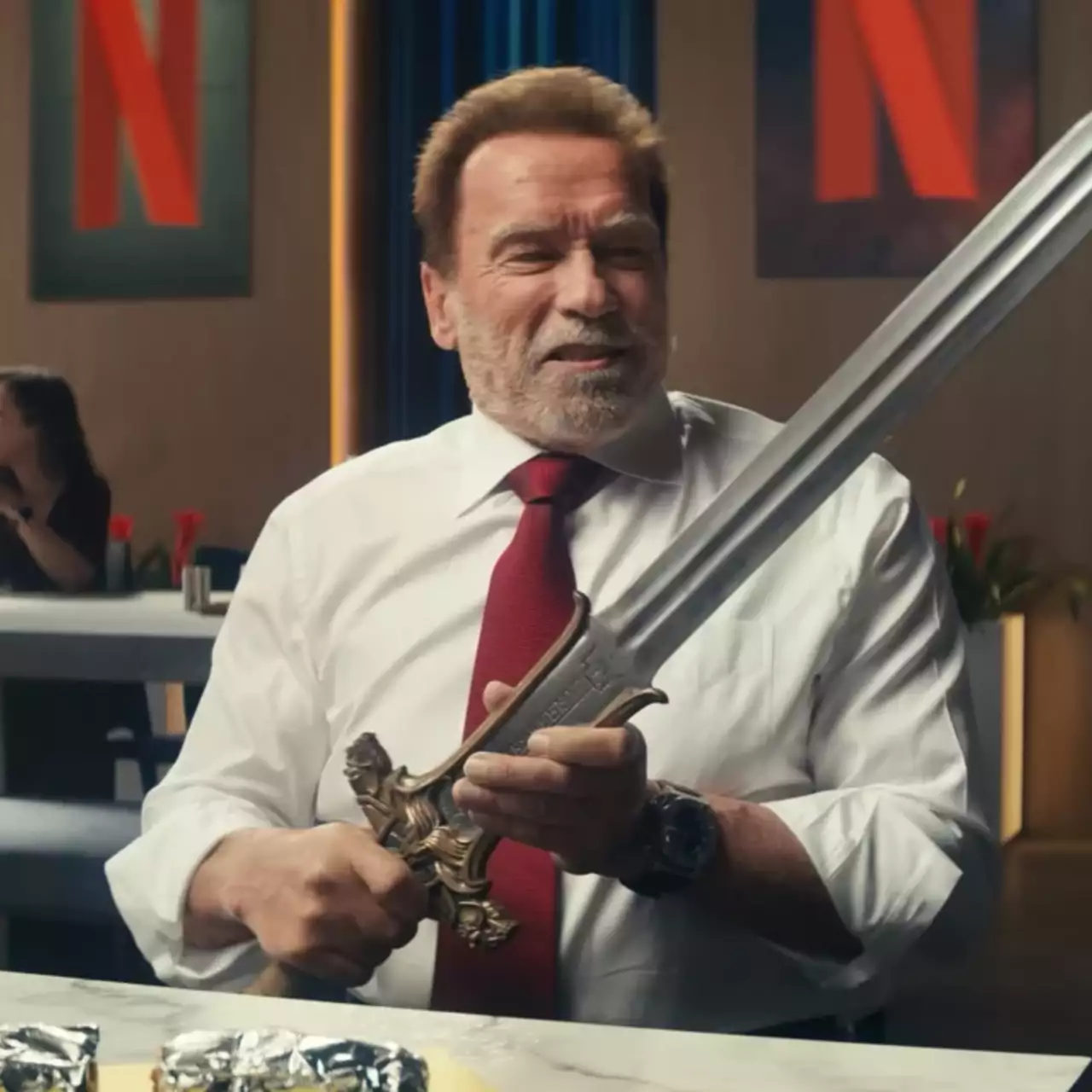 Netflix сняла смешной ролик с Арнольдом Шварценеггером. Актер прокатился на танке и подержал меч Конана-варвара Netflix сняла смешной ролик с Арнольдом Шварценеггером. Актер прокатился на танке и подержал меч Конана-варвара