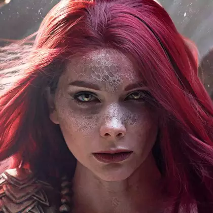 Девушка сделала залипательнейший косплей Малении из Elden Ring. На фото она снимает с себя доспехи и оголяет тело